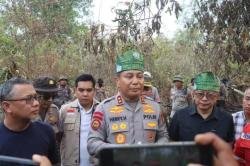 Kapolda Riau Ajak Rocky Gerung Turun Lapangan Tangani Karhutla